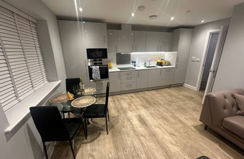 Ewell Apartamento | Chic and spacious 2 bedroom, 2 bath Apartment