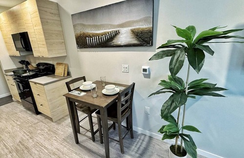 Downtown Des Moines Apartamento | Chic and Spacious Retreat – A Modern Escape Awaits You!