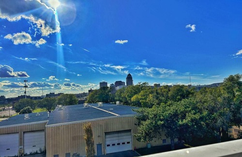 Downtown Des Moines Apartamento | Chic and Spacious Retreat – A Modern Escape Awaits You!