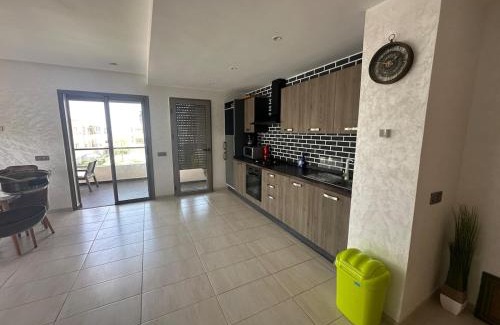 El Mansouria Apartamento | Chic apartment with a pool view