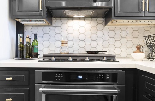 Burlingame Casa | Chic Art House- 3 Bedroom-near SFO. Luxe art, interiors and gardens. Comfy.