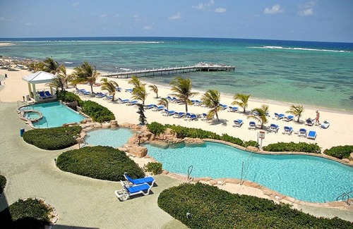 Colliers Bay Apartamento | Chic beach front studio with fitness room, WiFi, king size bed and scenic patio
