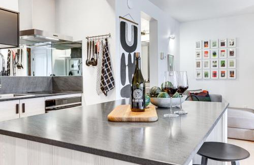 Bend Apartamento | Chic Bend Condo with Fireplace and Forest Views!