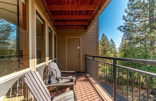 Bend Apartamento | Chic Bend Condo with Fireplace and Forest Views!