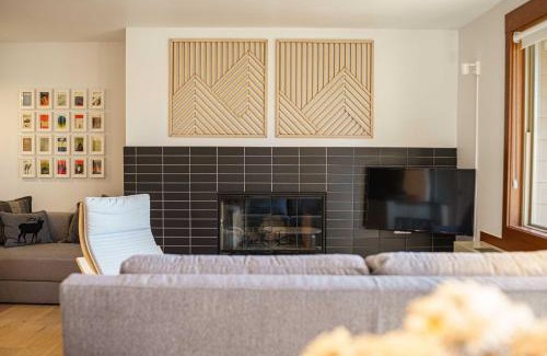Bend Apartamento | Chic Bend Condo with Fireplace and Forest Views!