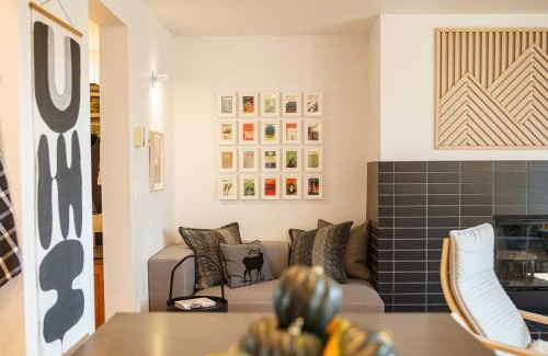 Bend Apartamento | Chic Bend Condo with Fireplace and Forest Views!