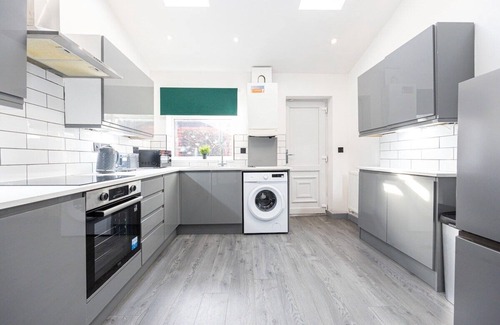 Bolton Casa | Chic Bolton Retreat : 2BR-Deluxe Cinema Experience