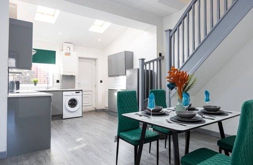Bolton Casa | Chic Bolton Retreat : 2BR-Deluxe Cinema Experience