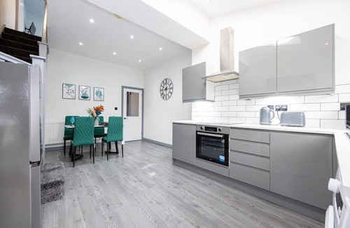 Bolton Casa | Chic Bolton Retreat : 2BR-Deluxe Cinema Experience