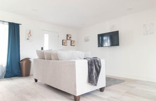 Peak's Suburban Addition Apartamento | Chic Champagne 1BR1BA-Central Dallas Retreat