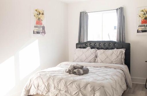 Peak's Suburban Addition Apartamento | Chic Champagne 1BR1BA-Central Dallas Retreat