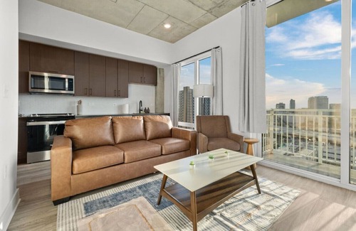 Channel District Apartamento | Chic Channelside Studio with High-Rise Views