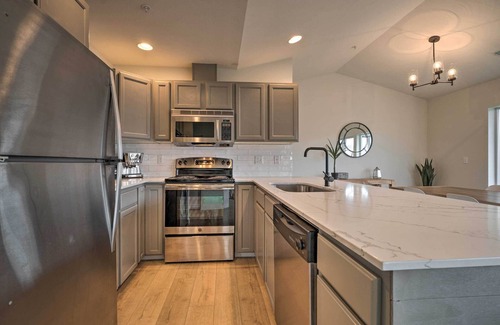 Chelan Condominio | ¡NUEVO! Condominio elegante con balcón, a pie de lago y Dwtn!