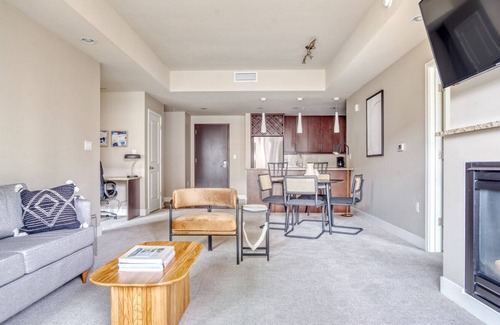 Cherry Creek Apartamento | Chic Cherry Creek 2BR w/ Gym & Dog Park, 2 blocks to Mall, by Blueground