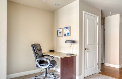 Cherry Creek Apartamento | Chic Cherry Creek 2BR w/ Gym & Dog Park, 2 blocks to Mall, by Blueground