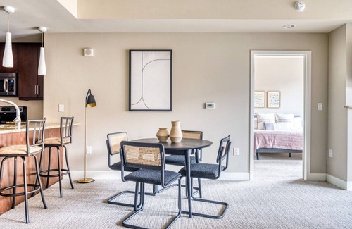 Cherry Creek Apartamento | Chic Cherry Creek 2BR w/ Gym & Dog Park, 2 blocks to Mall, by Blueground