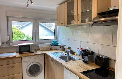 Rhein-Erft-Kreis District Apartamento | Chic child-friendly apartment in Cologne Pulheim with balcony, barbecue, playground