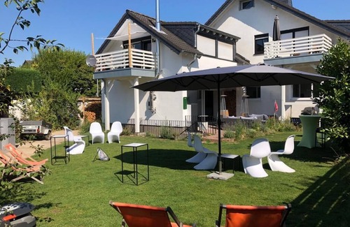 Rhein-Erft-Kreis District Apartamento | Chic child-friendly apartment in Cologne Pulheim with balcony, barbecue, playground