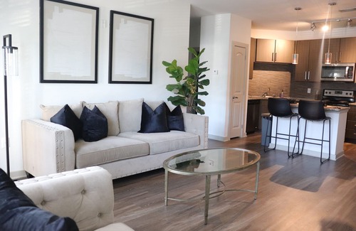 East Point Apartamento | CHIC/CLEAN & COZY APARTMENT w/Free parking/ Free wifi/ Free Netflix