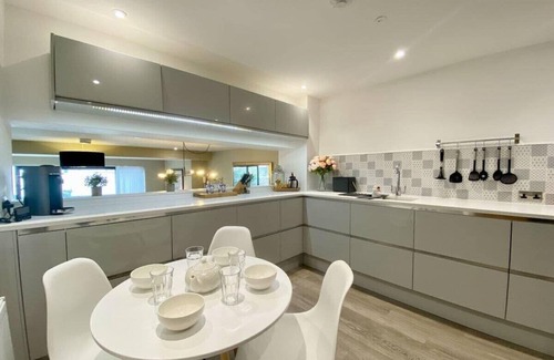 Cotham Casa | Chic Clifton Home – inviting décor & outdoor space