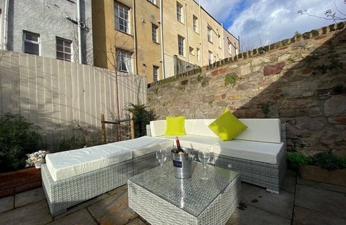 Cotham Casa | Chic Clifton Home – inviting décor & outdoor space