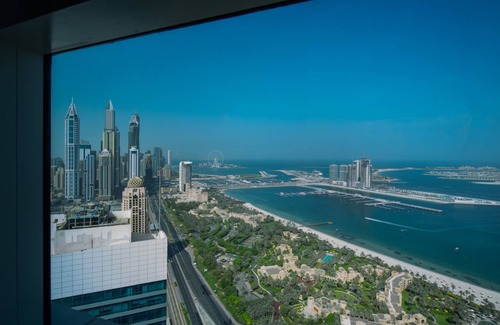 Dubai Media City Apartamento | Chic Coastal Escape w/Open Sea Vws on Palm Entry
