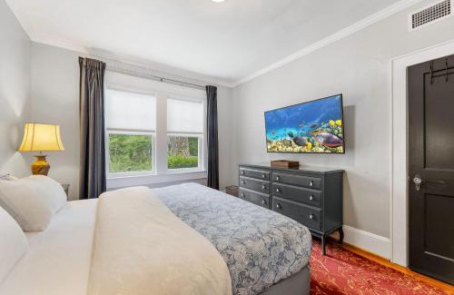 Dilworth Casa | Chic Comfortable 2BR with Porch near Dilworth