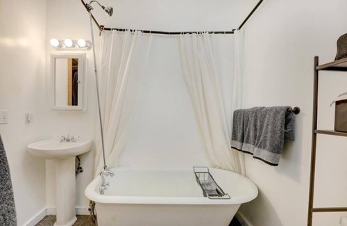 Baker Apartamento | Chic Condo Historic Baker Arts District - Long or Short Term Rental