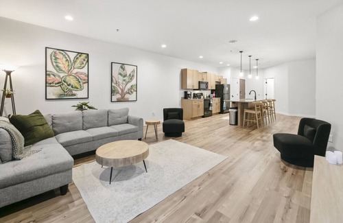 Dilworth Condominio | Chic Condo in the Beautiful Rail District!