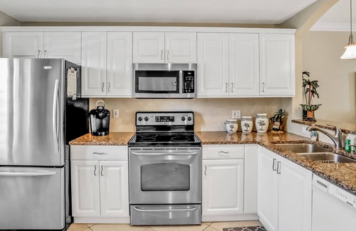 Capri Isle Condominio | Chic condo near St. Petersburg w/pool & waterway views - walk to beach
