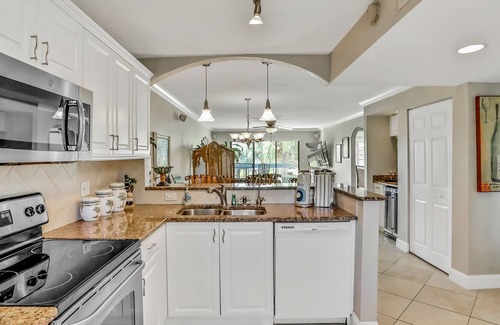 Capri Isle Condominio | Chic condo near St. Petersburg w/pool & waterway views - walk to beach