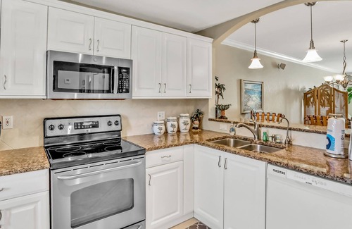 Capri Isle Condominio | Chic condo near St. Petersburg w/pool & waterway views - walk to beach