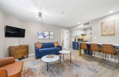 Garden Hills Apartamento | Chic Condo Retreat in Central Buckhead, Atlanta.
