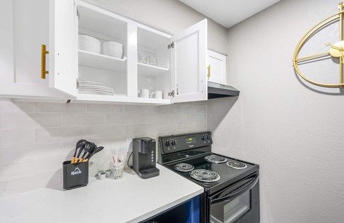 Garden Hills Apartamento | Chic Condo Retreat in Central Buckhead, Atlanta.
