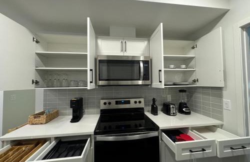 Northwest Calgary Apartamento | Chic & Cozy 2-BR Suite at Glacier Ridge NW Calgary