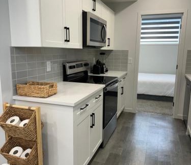 Northwest Calgary Apartamento | Chic & Cozy 2-BR Suite at Glacier Ridge NW Calgary
