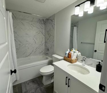 Northwest Calgary Apartamento | Chic & Cozy 2-BR Suite at Glacier Ridge NW Calgary