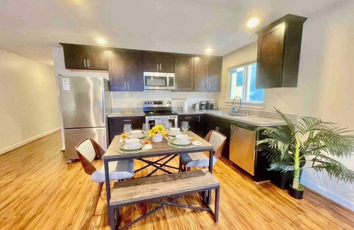 West Queen Anne Casa | Chic & Cozy 2BR/2BA in Queen Anne Comfortabl Stay