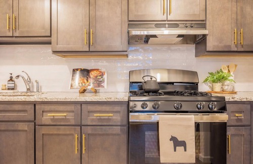 Harlem Apartamento | Chic Designer Apt for 6, City Skyline Views, near Times Square!