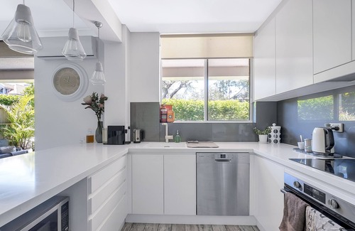 Manly Apartamento | Chic designer garden apartment moments from beach!