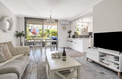 Manly Apartamento | Chic designer garden apartment moments from beach!
