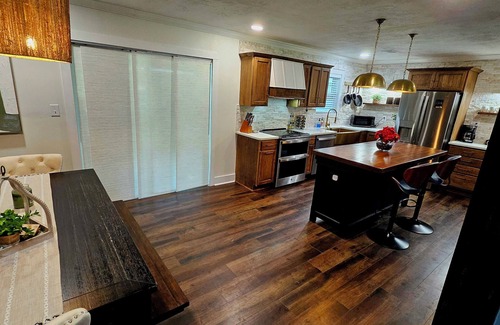 Gracewood Casa | Chic Designer Getaway; NO Carpet; Veteran-Owned