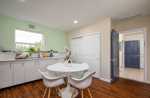 Old Evergreen Highway Apartamento | Chic Designer Retreat Nestled in an Upscale, Tranquil Enclave