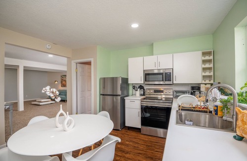 Old Evergreen Highway Apartamento | Chic Designer Retreat Nestled in an Upscale, Tranquil Enclave