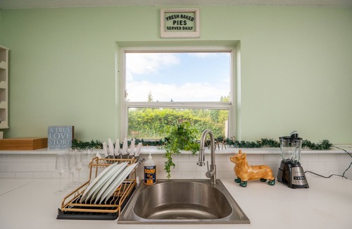 Old Evergreen Highway Apartamento | Chic Designer Retreat Nestled in an Upscale, Tranquil Enclave