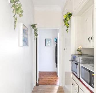 Killara Casa | Chic Double Room - Seconds to Transport & Shops at Killara - Shared Bathroom