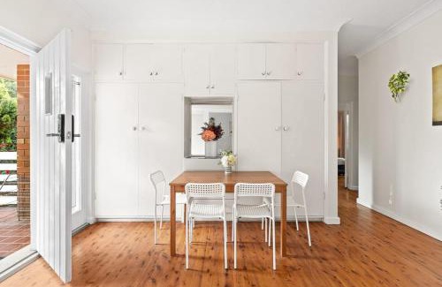 Killara Casa | Chic Double Room - Seconds to Transport & Shops at Killara - Shared Bathroom