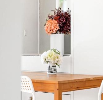 Killara Casa | Chic Double Room - Seconds to Transport & Shops at Killara - Shared Bathroom