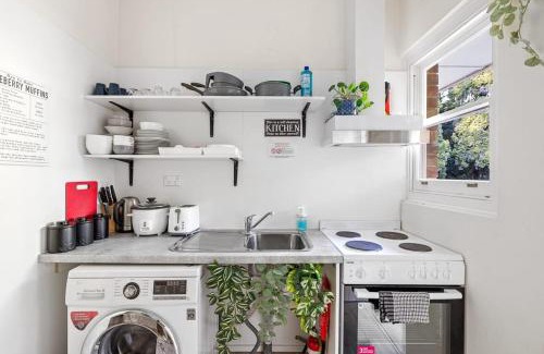 Killara Casa | Chic Double Room - Seconds to Transport & Shops at Killara - Shared Bathroom