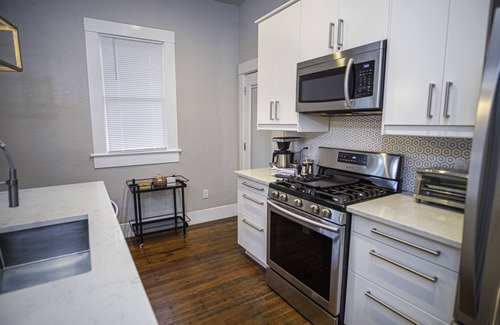 Southtown Cabaña | Chic Downtown Farmhouse With Garden and BBQ Grill